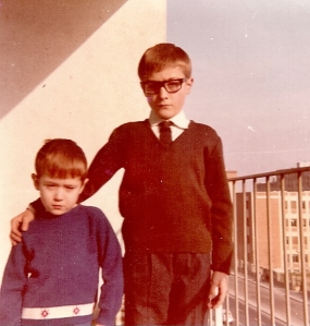 1966 Javier y Jorge en el balcón