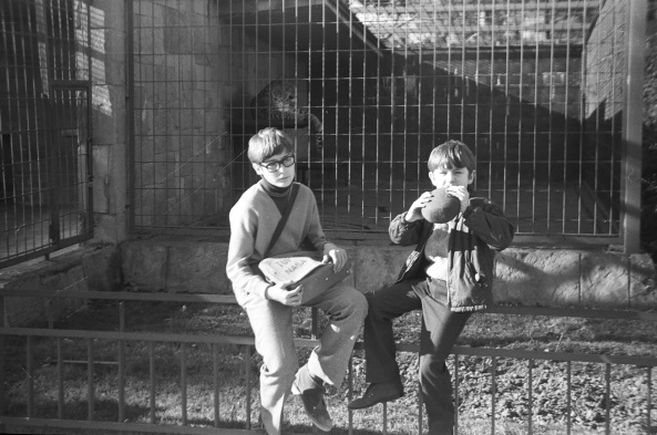 1971 Javier y Jorge en el zoo